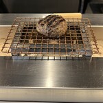 挽肉と米 - ハンバーグ　カウンター目の前にある網に置かれる