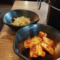 炭火焼肉ホルモン うしごろ 中目黒店 - もやしナムル、やみつきキムチ