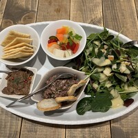 熟成和牛ステーキグリルド エイジング・ビーフ 横浜店 - サラダ、ピクルス、シャルキュトリー、熟成牛のタルタルステーキ