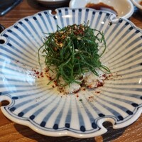 炭火焼肉ホルモン うしごろ 中目黒店 - ウルテ刺し、九条ネギ添え