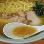 家系ラーメン 近藤家 - 鶏油たっぷりのスープ