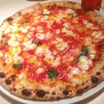 TRATTORIA Italia - ピッツァマルゲリータ。生地が薄めでソースもサッパリしてて食べやすい。ピザの人気店が多い目黒地区にありながら、穴場のお店なので、何度も通ってます。ウマい‼︎