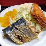 居酒屋 おんでこ - 「日替り定食」の焼き魚 ＆ フライ