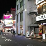 下町焼きそば 銀ちゃん - 外観。左奥が上野中通り商店街。右に曲がると御徒町駅。