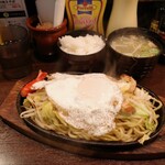 Shitamachi Yakisoba Ginchan - 焼きそばの塩味にご飯と豚汁のセット。目玉焼きはデフォでついてきます。
