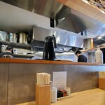 らーめんMAIKAGURA - 清潔感のある店内 店長頑張ってます。