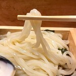 うどん 萬田次郎 - 濃厚貝汁つけ1(半透明でキラキラのうどん)