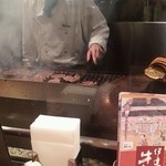 伊達の牛たん本舗 - カウンターからは調理している様子を楽しめます