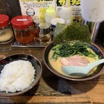 Yokohama Ie Keiramen Nakanoya - ラーメン＋ほうれん草と無料のライス('24/01/21)