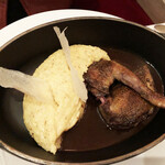 Benoit Alain Ducasse - フランスから飛んできた鳩のロースト　クリーミーなポレンタ　サルミソース。小鳩のプリッとした食感と野性味あるグレイビーにノックアウト。温かいポレンタのふんわり感が好相性。