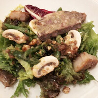 Benoit Alain Ducasse - “サラダ・グルマン” ベーコン 鶏砂肝のコンフィ テリーヌ。自家製ベーコンがゴロッと、砂肝の歯ごたえもエッジが立っています。テリーヌも力強いが野菜も負けてない。キャラメリゼしたクルミがアクセント。