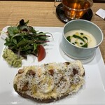 agnes b. CAFE - カフェタイムのメニュー　小蕪のスープ、タルティーヌ、サラダ