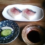 釜揚うどん岩見 - 魚寿司二個
                                