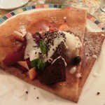 クレープリー・アルション - 洋なしの赤ワインコンポートとガトーショコラ　洋なしのソース