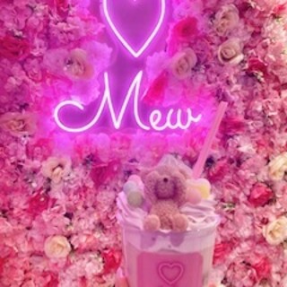 大人気のクマチョコドリンク＆お花がたくさん♡ピンクの入り口