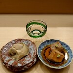 日本橋蛎殻町 すぎた - 右:鮟肝､左:牡蠣の味噌漬け､奥:新政 貴醸酒「陽乃鳥」