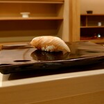 日本橋蛎殻町 すぎた - 鰆 背:背の皮は厚いので削ぎ､藁で軽く燻し漬けに｡この日の白眉