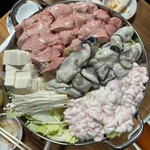 豊田屋 - 牡蠣、白子、あん肝は2人前の痛風鍋