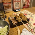 屋台屋 博多劇場 - 左から豚バラもつ焼きつくね