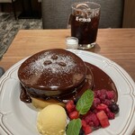 珈琲館 - とろける濃厚チョコレートソースのホットケーキ＆アイスコーヒー
