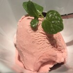 鮨なが - 苺のアイス（お腹いっぱい用で用意してくれた！）