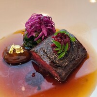 ナベノ-イズム - ⑫蝦夷鹿ロースのステーキ、山椒の若芽と黒トリュフ(フランス産)載せ、縮み法蓮草&赤キャベツのマリネ&ビーツのペースト添え、栗の金粉飾り添え、黒胡椒&ハーブのエキス入り蝦夷鹿の脛のコンソメ掛け