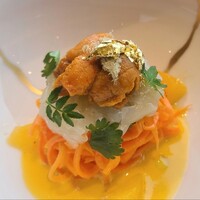 ナベノ-イズム - ⑨キャロット・ラペのオレンジ&コリアンダー風味、障泥烏賊のタルタル、柚子胡椒&魚醤合わせ、白とろろ昆布(奥井海生堂)、蝦夷馬糞雲丹載せ、金箔飾り