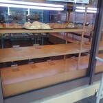 バーデンバーデン - とてもパンの所在が寒々とした7時過ぎのお店パン棚。