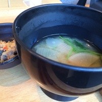 やさい家めい ルミネ横浜店 - 香の物と味噌汁