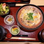 Araiya - Actual：“牛柳川風定食”は“牛柳川鍋”に“小鉢”、“サラダ”、“ご飯”、“お椀”が付きます。