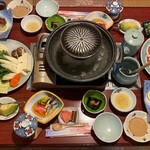 さくら亭 - 料理写真:奥入瀬ガーリックポークの焼きしゃぶ鍋と馬刺しの夕食膳