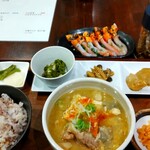 灼味噌らーめん 八堂八 - 豚汁セット 1000円﻿ (豚汁並盛り、ご飯、お漬物、おかず2品)、盛りアップ 100円、自家製サーモンフレーク、生ズワイガニの炙り刺し 500円