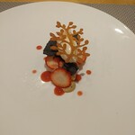 フィエルテ - 苺とクロワッサンのアイスクリームアールグレーソース