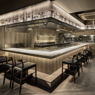 プロの職人技を目の前で体感！迫力満点の鉄板ライブカウンター席