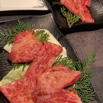 Yakiniku Mimatsu - 並カルビ(手前の皿)、並ロース(奥の皿)