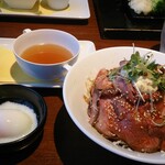ステーキ×鉄板焼×ハンバーグ Juju - ローストビーフ丼