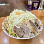 豚山 - 小ラーメン (麺250g、豚2枚) 900円、汁なしに変更 100円 ※ 野菜マシマシ、アブラ、生姜
      2024年1月22日