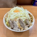 豚山 - 小ラーメン (麺250g、豚2枚) 900円、汁なしに変更 100円 ※ 野菜マシマシ、アブラ、生姜
      2024年1月22日