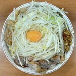 豚山 - 小ラーメン (麺250g、豚2枚) 900円、汁なしに変更 100円 ※ 野菜マシマシ、アブラ、生姜
      2024年1月22日