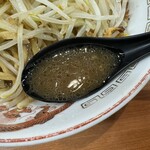 豚山 - 「小ラーメン」の「汁なし変更」のスープ
            2024年1月22日