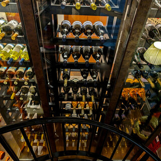 入口にドンっと構えるワインセラーが圧巻の迫力☆