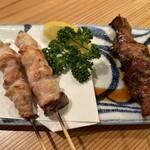 いよ翠 - 料理写真:かせせり、もも、レバー。各150円　大きなレモンをつけてくれるのも嬉しい◎