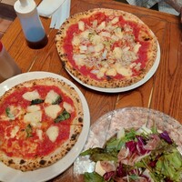 PAPPARE NAPOLI - 上が週替りランチセットのピザ、下がサラダセットのハーフピザ