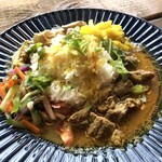 Halal Hub - スパイシーチキンカレーとマトンの旨味カレーにポテトバジをトッピング