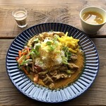 Halal Hub - スパイシーチキンカレーとマトンの旨味カレーにポテトバジをトッピング、ダールスープとミニチャイが付いてきました。