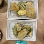 てんぷら一代 - 揚げたての天ぷらを2回に分けて運んでくる。1回目。肉天定食¥1180(上)ヘルシー天定食¥980(下)