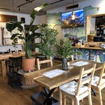 Halal Hub - テーブル席