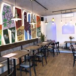 Halal Hub - テーブル席