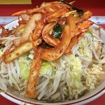 ラーメン二郎 - ラーメン（900円）＋SUPERキムチ（100円）＋味うずら（100円）、ニンニク・ゆうちゃん