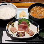 Washoku Shirata - 和食 しらた ＠茅場町 ランチ さしみもり合せととん汁 税込1,000円 ご飯7分盛りでお願い